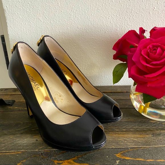 Michael Kors peep-toe “Josie Peep” w/Mk gold lock detail on back. (Size 6M).🌹 - Picture 11 of 16